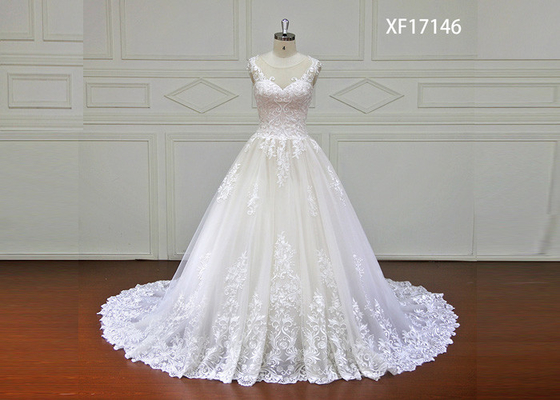 Vestidos de bola nupciales del cordón imponente de la organza con color blanco sin tirantes del tren largo