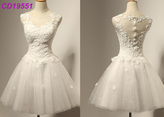 Una línea vestidos de cóctel de las señoras de la falda corta para el mini baile de fin de curso del regreso al hogar del partido mezclados
