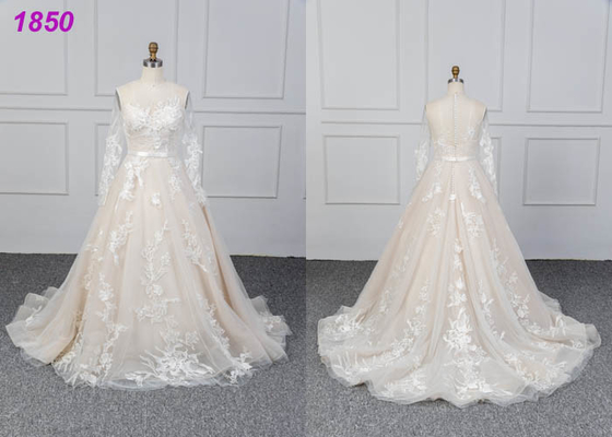 El cordón largo nupcial de las mangas diseña una línea vestido de boda del vestido de bola por encargo