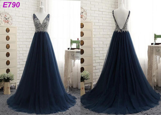 Las correas muy escotadas por detrás del cuello en v que gotean A alinean el vestido de noche oscuro de Tulle del bule